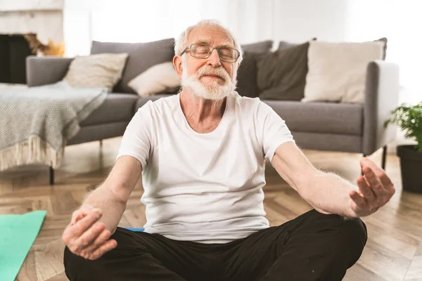 Sportowy Senior Wykonujący Ćwiczenia Fitness Relaksacyjne Domu Osoby Podeszłym Wieku — Zdjęcie stockowe