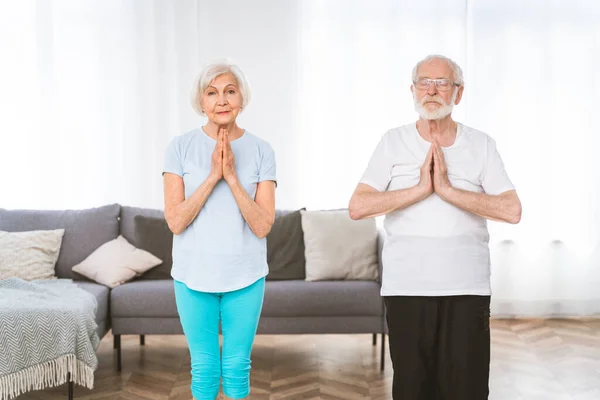 Casal Sênior Esportivo Fazendo Exercícios Fitness Relaxamento Casa Idosos Treinando — Fotografia de Stock