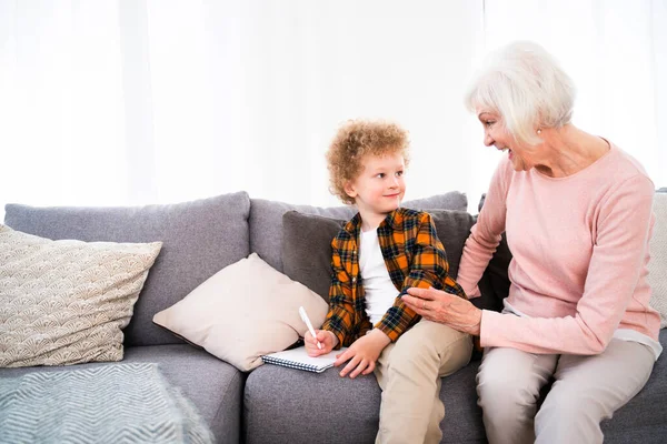 Abuelos Nieto Jugando Casa Familia Casa Abuela Cuidando Sobrino — Foto de Stock