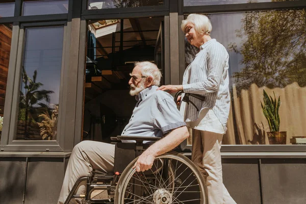 Gehandicapte Oude Man Rolstoel Oudere Paar Thuis Partner Komt Terug — Stockfoto