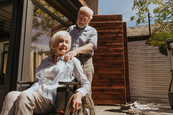 Mujer Anciana Discapacitada Silla Ruedas Pareja Mayor Casa Pareja Que —  Fotos de Stock