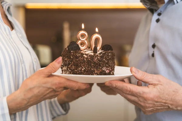 Vackra Äldre Par Firar Årsdagen Med Födelsedagstårta Äldre Par Har — Stockfoto