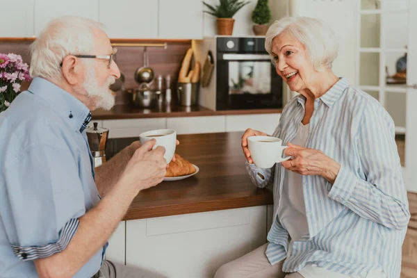Seniorenpaar Frühstückt Hause Seniorenalltag Der Moning — Stockfoto