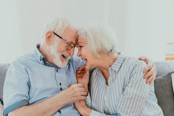 Seniorenpaar Hause Glückliche Momente Ältere Menschen Die Aufeinander Aufpassen Verliebte — Stockfoto