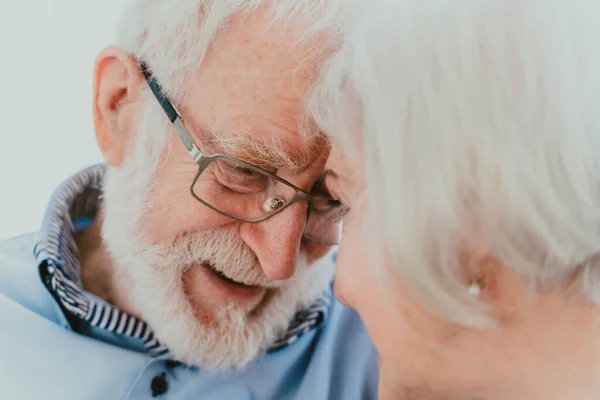 Старшая Пара Вместе Дома Счастливые Моменты Пожилые Люди Заботятся Друг — стоковое фото