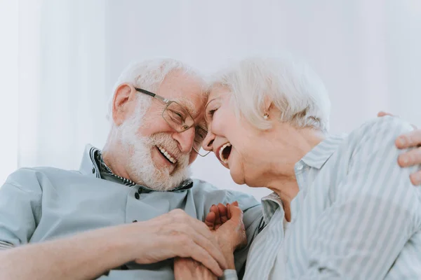 Seniorenpaar Hause Glückliche Momente Ältere Menschen Die Aufeinander Aufpassen Verliebte — Stockfoto