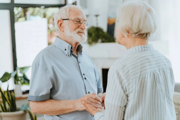 Pareja Ancianos Juntos Casa Momentos Felices Personas Mayores Cuidándose Unos —  Fotos de Stock