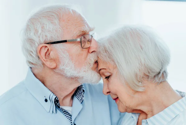 老夫妇在家里团聚 快乐的时刻 老年人互相照顾 祖父母恋爱 关于老年生活方式和关系的概念 — 图库照片