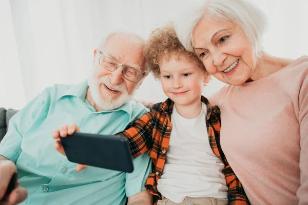 Großeltern Und Enkel Spielen Hause Familie Hause Oma Und Opa — Stockfoto