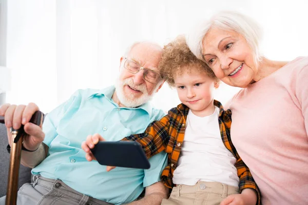 조부모와 가집에서 연주하는 집에서 할머니와 할아버지가 조카를 돌보는 — 스톡 사진