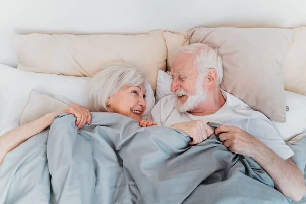 Mooi Seniorenpaar Genieten Van Tijd Samen Thuis Romantische Momenten Thuis — Stockfoto