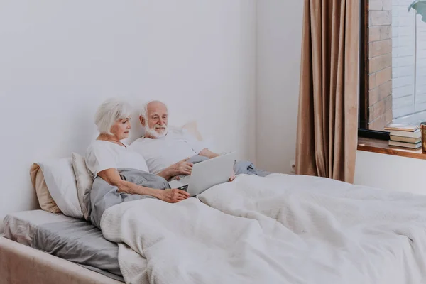 Mooi Senior Paar Genieten Van Tijd Samen Thuis Moder Oudere — Stockfoto