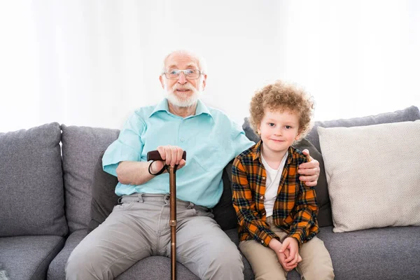 Büyükbaba Torun Evde Oynuyorlar Aile Evde Büyükbaba Yeğenine Bakıyor — Stok fotoğraf