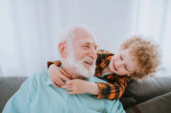 Büyükbaba Torun Evde Oynuyorlar Aile Evde Büyükbaba Yeğenine Bakıyor — Stok fotoğraf