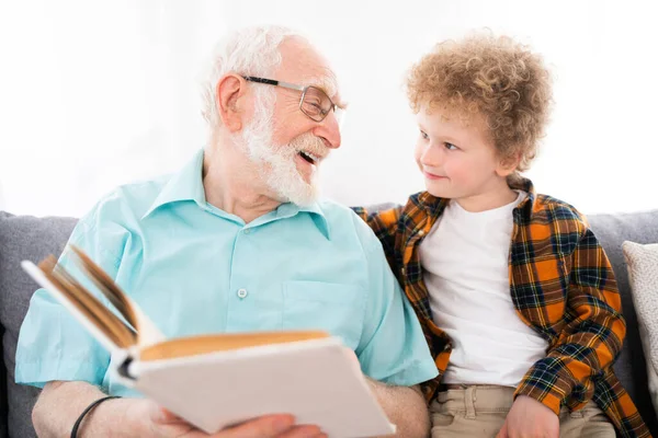 Abuelos Nieto Jugando Casa Familia Casa Abuelo Cuidando Sobrino — Foto de Stock