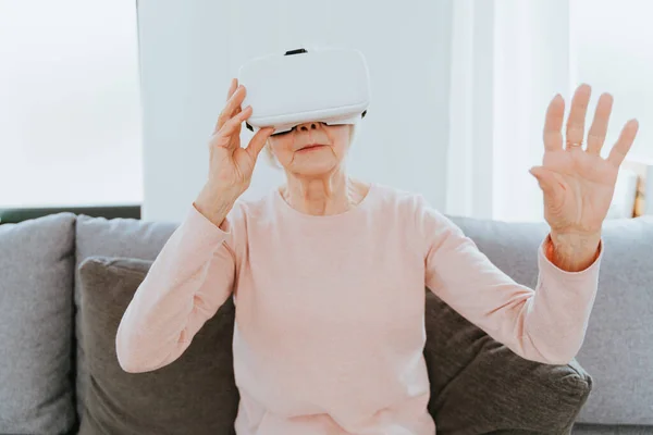 Krásná Starší Žena Googly Doma Starší Žena Hraje Virtuální Realitou — Stock fotografie