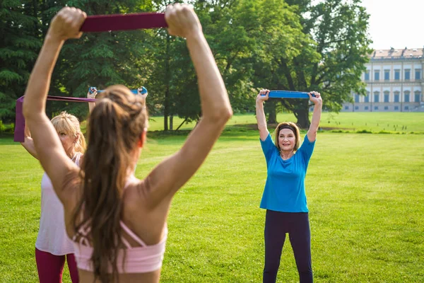 Wieloetniczna Grupa Starszych Kobiet Trenująca Parku Instruktorem Fitness Aktywne Osoby — Zdjęcie stockowe
