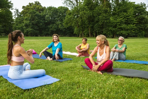 Grupo Multiétnico Mujeres Mayores Entrenando Parque Con Instructor Fitness Personas — Foto de Stock