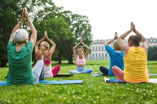 Wieloetniczna Grupa Starszych Kobiet Trenująca Parku Instruktorem Fitness Aktywne Osoby — Zdjęcie stockowe