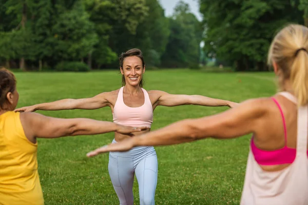 Parkta Fitness Eğitmeniyle Eğitim Gören Çok Irklı Yaşlı Kadınlar Grubu — Stok fotoğraf