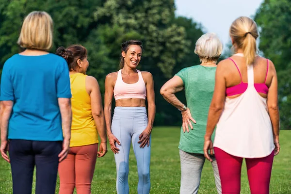 Wieloetniczna Grupa Starszych Kobiet Trenująca Parku Instruktorem Fitness Aktywne Osoby — Zdjęcie stockowe