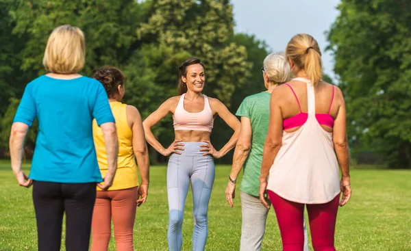 Grupo Multiétnico Mujeres Mayores Entrenando Parque Con Instructor Fitness Personas — Foto de Stock
