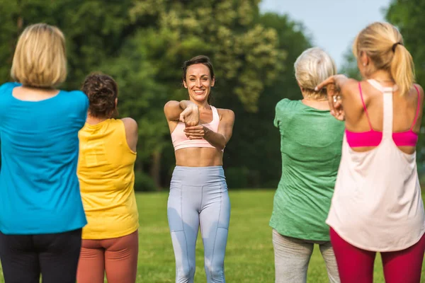 Wieloetniczna Grupa Starszych Kobiet Trenująca Parku Instruktorem Fitness Aktywne Osoby — Zdjęcie stockowe