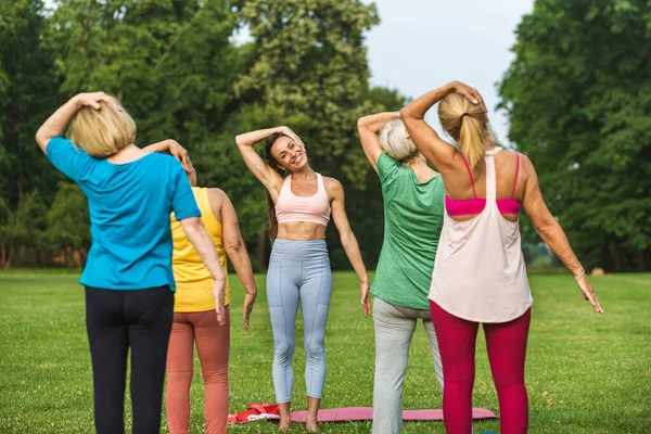 Multietnisk Grupp Äldre Kvinnor Utbildning Parken Med Fitness Instruktör Aktiva — Stockfoto