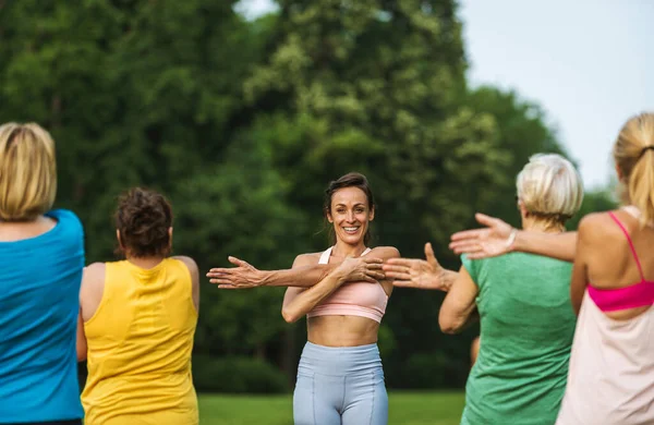 Groupe Multiethnique Femmes Âgées Entraînant Parc Avec Instructeur Conditionnement Physique — Photo