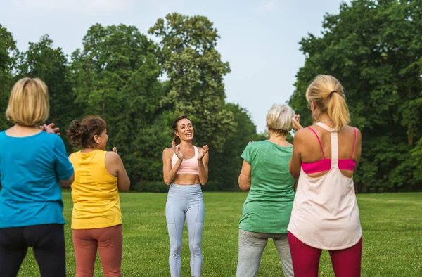 Grupo Multiétnico Mujeres Mayores Entrenando Parque Con Instructor Fitness Personas — Foto de Stock