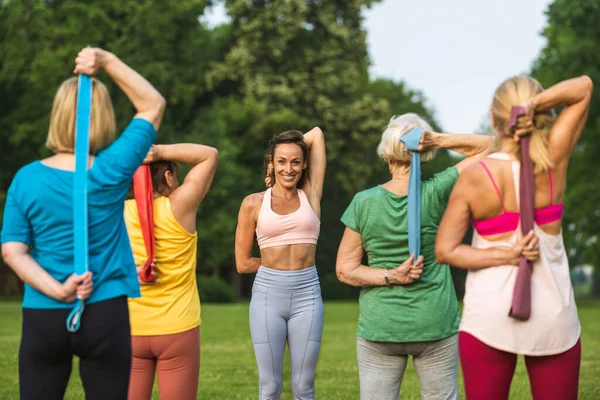 Grupo Multiétnico Mujeres Mayores Entrenando Parque Con Instructor Fitness Personas —  Fotos de Stock