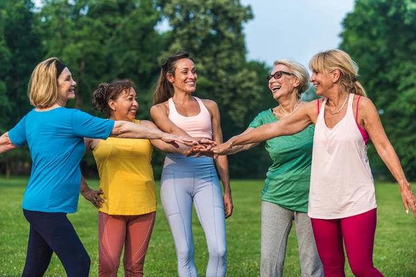 Grupo Multiétnico Mujeres Mayores Entrenando Parque Con Instructor Fitness Personas —  Fotos de Stock