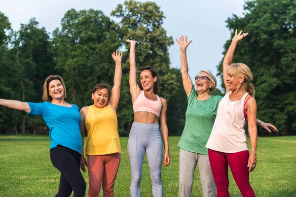 Grupo Multiétnico Mujeres Mayores Entrenando Parque Con Instructor Fitness Personas —  Fotos de Stock