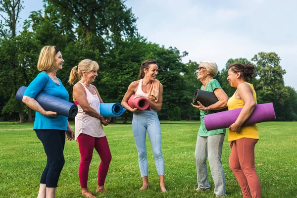 Parkta Fitness Eğitmeniyle Eğitim Gören Çok Irklı Yaşlı Kadınlar Grubu — Stok fotoğraf