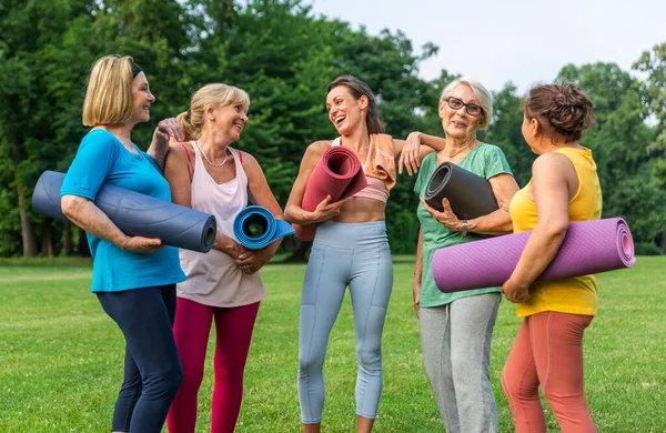 Multietnisk Grupp Äldre Kvinnor Utbildning Parken Med Fitness Instruktör Aktiva — Stockfoto