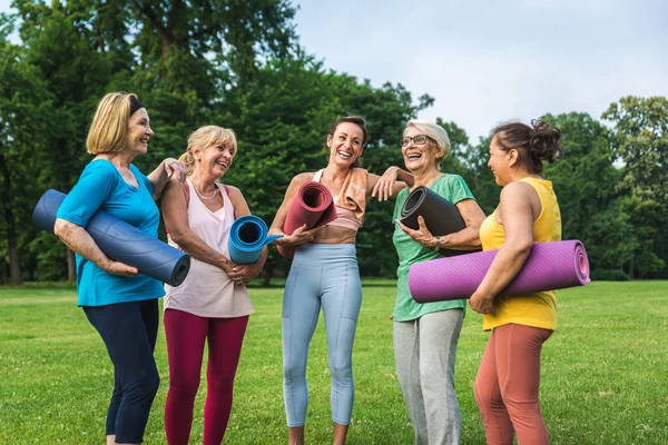 Grupo Multiétnico Mujeres Mayores Entrenando Parque Con Instructor Fitness Personas —  Fotos de Stock