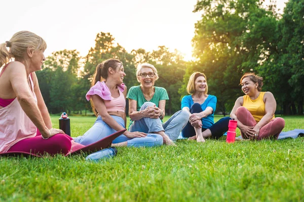 Időskorú Nők Többnemzetiségű Csoportja Parkban Fitneszoktatóval Aktív Idősek Akik Természetben — Stock Fotó