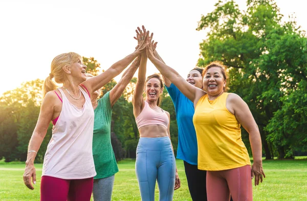 Grupo Multiétnico Mujeres Mayores Entrenando Parque Con Instructor Fitness Personas —  Fotos de Stock