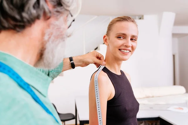 Équipe Multiethnique Créateurs Mode Travaillant Dans Atelier Démarrage Vêtements Groupe — Photo