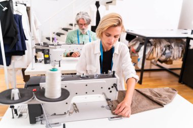 Bir giyim atölyesinde çalışan çok ırklı moda tasarımcıları takımı - çok ırklı stilistler, terzi tasarımcılar ve terziler yeni bir koleksiyonda çalışıyorlar