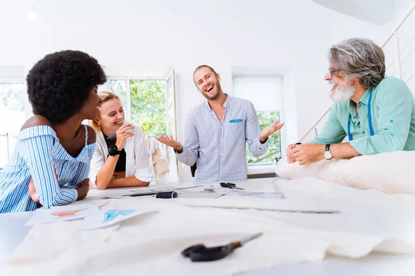 Multietniskt Team Modedesigner Som Arbetar Workshop För Nystartade Kläder Multiracial — Stockfoto