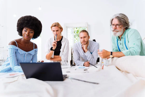 Multietniskt Team Modedesigner Som Arbetar Workshop För Nystartade Kläder Multiracial — Stockfoto