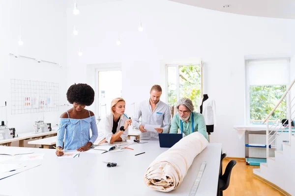 Multietniskt Team Modedesigner Som Arbetar Workshop För Nystartade Kläder Multiracial — Stockfoto