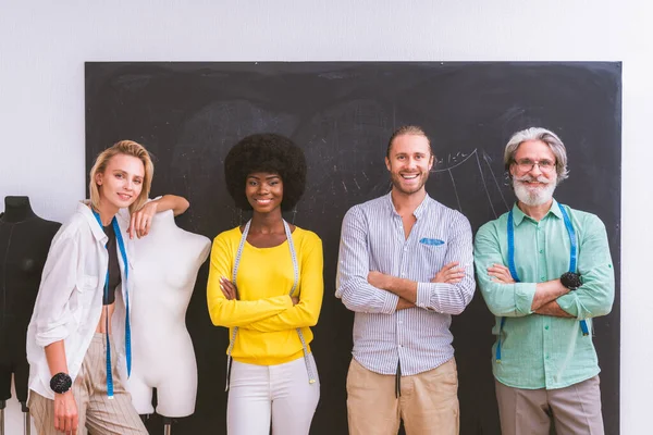 Multietniskt Team Modedesigner Som Arbetar Workshop För Nystartade Kläder Multiracial — Stockfoto