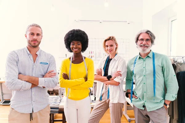 Multietniskt Team Modedesigner Som Arbetar Workshop För Nystartade Kläder Multiracial — Stockfoto