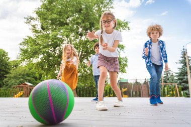Teneffüste oyun parkında oynayan çok ırklı çocuklar, eğlenceli ilkokul öğrencileri.