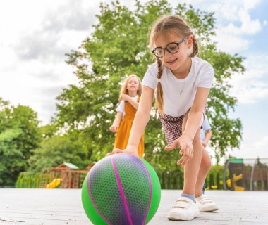 Teneffüste oyun parkında oynayan çok ırklı çocuklar, eğlenceli ilkokul öğrencileri.