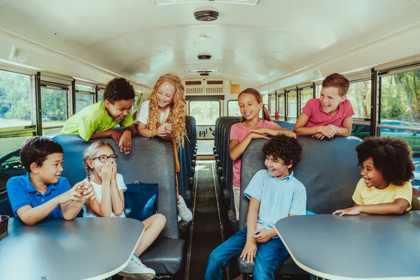 Grupa Młodych Uczniów Uczęszczających Szkoły Podstawowej Żółtym Szkolnym Autobusie Dzieci — Zdjęcie stockowe