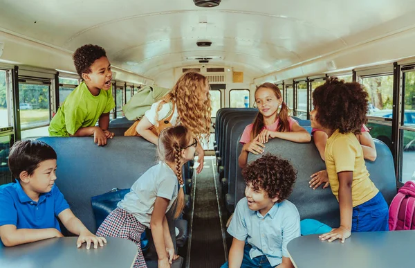 Grupo Jóvenes Estudiantes Que Asisten Escuela Primaria Autobús Escolar Amarillo —  Fotos de Stock