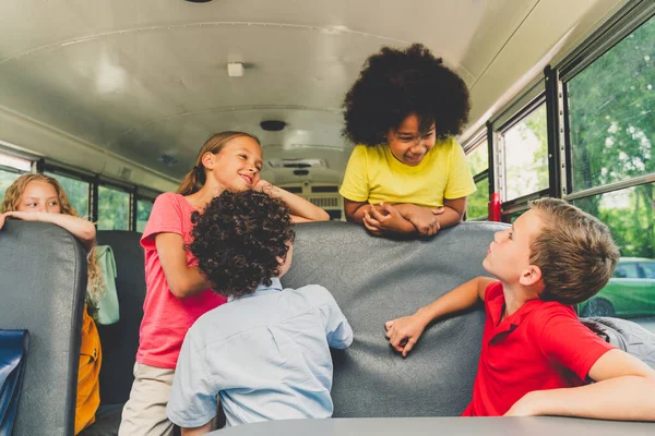 버스를 다니는 일단의 학생들 초등학생들은 재미있게 — 스톡 사진